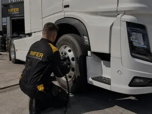 operatore di rifer gomme che sta sistemando uno pneumatico